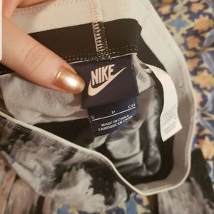2 pairs of Nike leggings